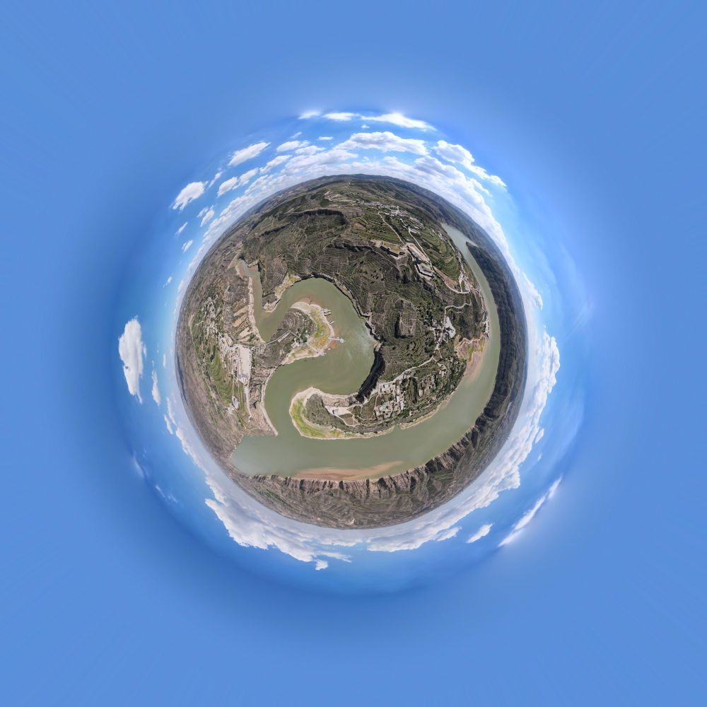 ↑ 这是8月24日在内蒙古自治区清水河县拍摄的明长城与黄河老牛湾（无人机全景照片）　新华社记者　金皓原　摄