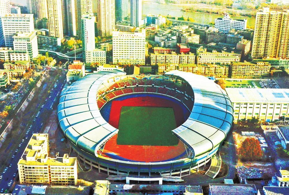 12月6日，兰州市七里河体育场工程质量通过验收。该体育场于2019年11月18日开始重建，今年6月30日竣工。改造后的体育场分为地下二层和地上三层，总建筑面积约93786平方米，能容纳23800名观众。目前，该体育场的验收工作已接近尾声，预计明年初全面投入使用。 新甘肃&middot;甘肃经济日报记者　瞿娟　摄