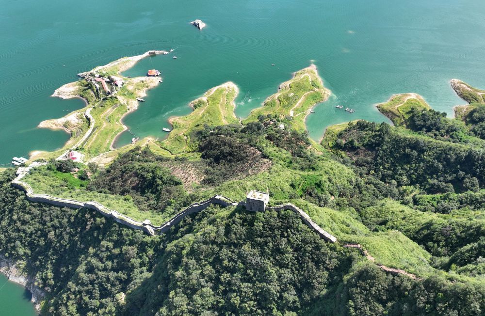 ↑ 这是8月30日拍摄的河北唐山迁西县“水下长城”风光（无人机照片）　新华社记者　牟宇　摄