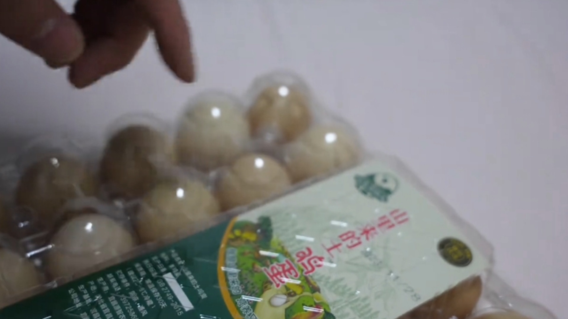 男子超市买回“山里来的土鸡蛋”，回家后仔细一看包装被气笑，鸡蛋品牌叫“山里来的土”