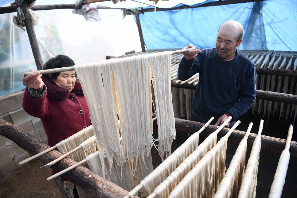 河北迁安：冬闲粉条加工助增收
