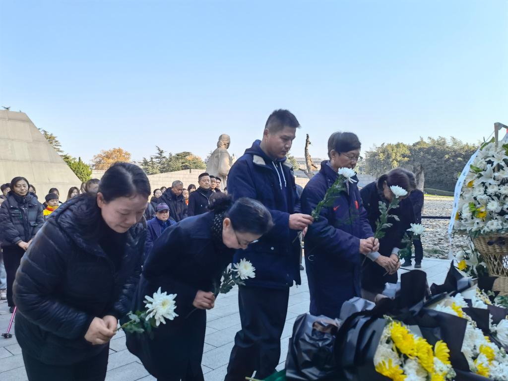 人们面向“哭墙”献花。新华社记者邱冰清 摄