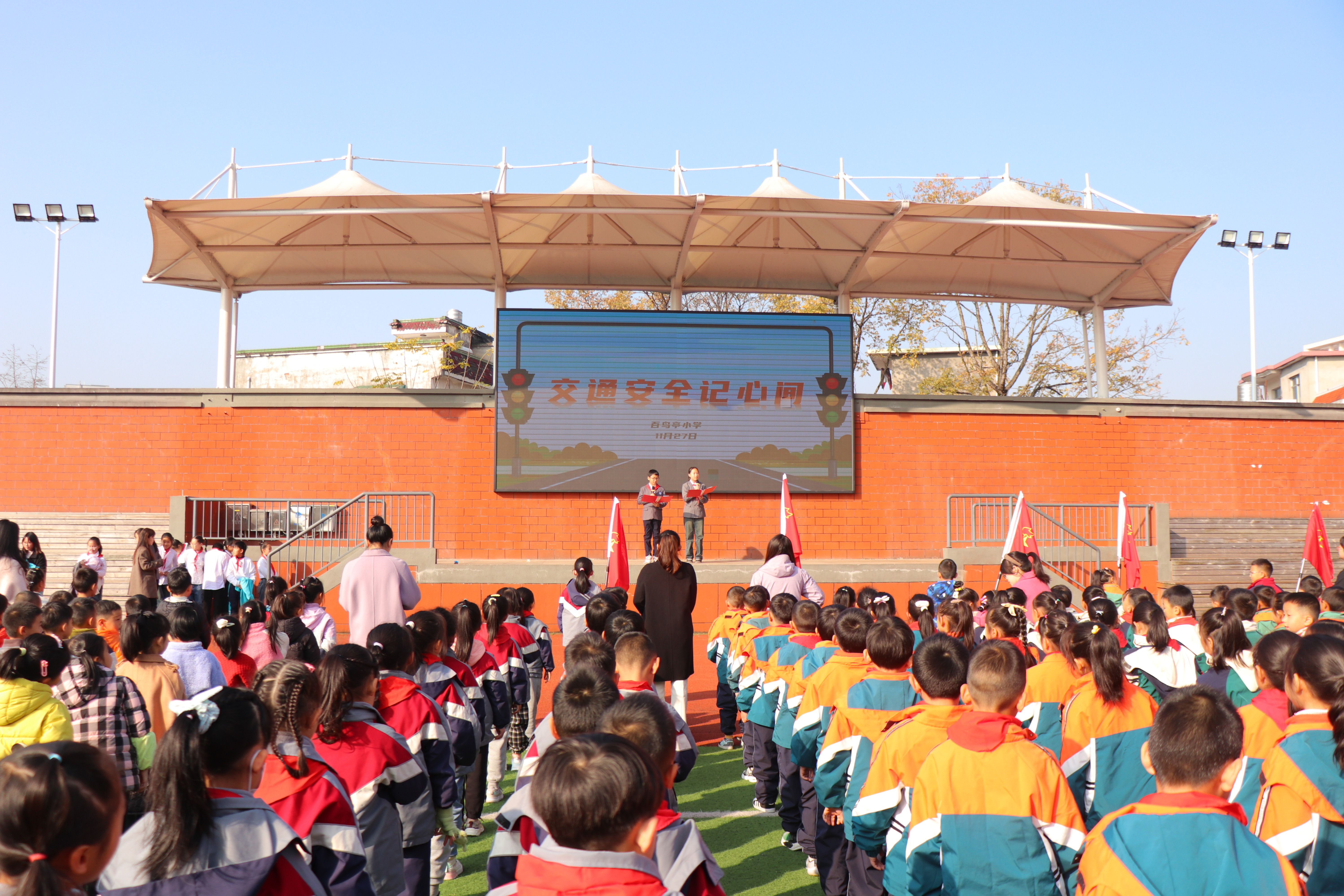 黄山屯溪百鸟亭小学开展了"交通安全记心间"主题晨会凤凰网安徽_凤凰