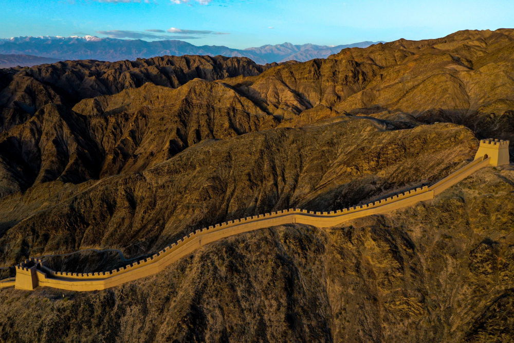 ↑ 这是7月15日在甘肃省嘉峪关市拍摄的悬壁长城（无人机照片）　新华社记者 　刘金海　摄