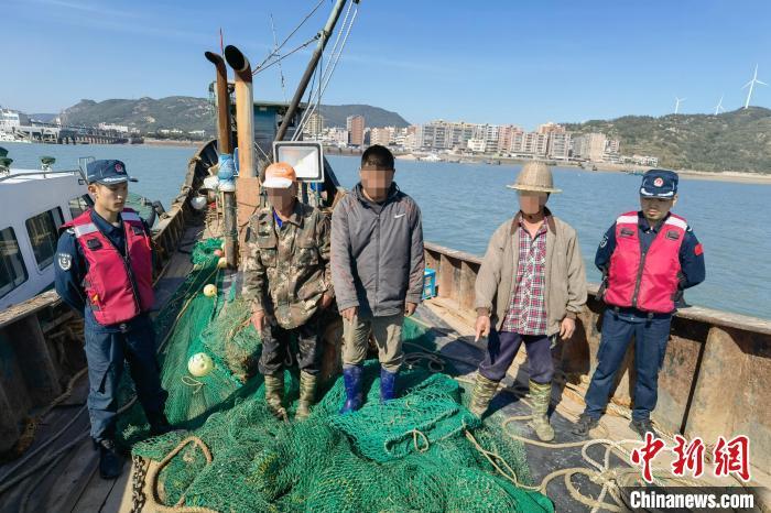 图为嫌疑人指认所使用的拖网。王俊毅摄