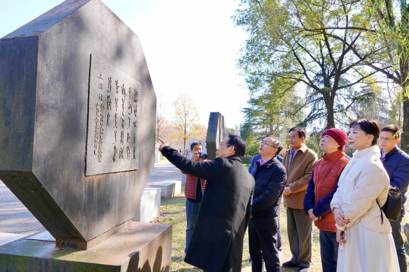 萧晖荣介绍青铜材质梅花雕塑释文。
