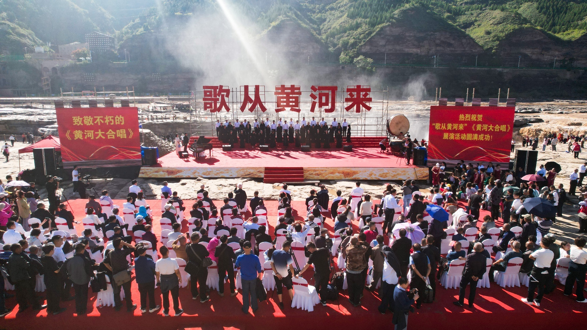 《黄河大合唱》在壶口瀑布风景区精彩上演（张辉 摄）