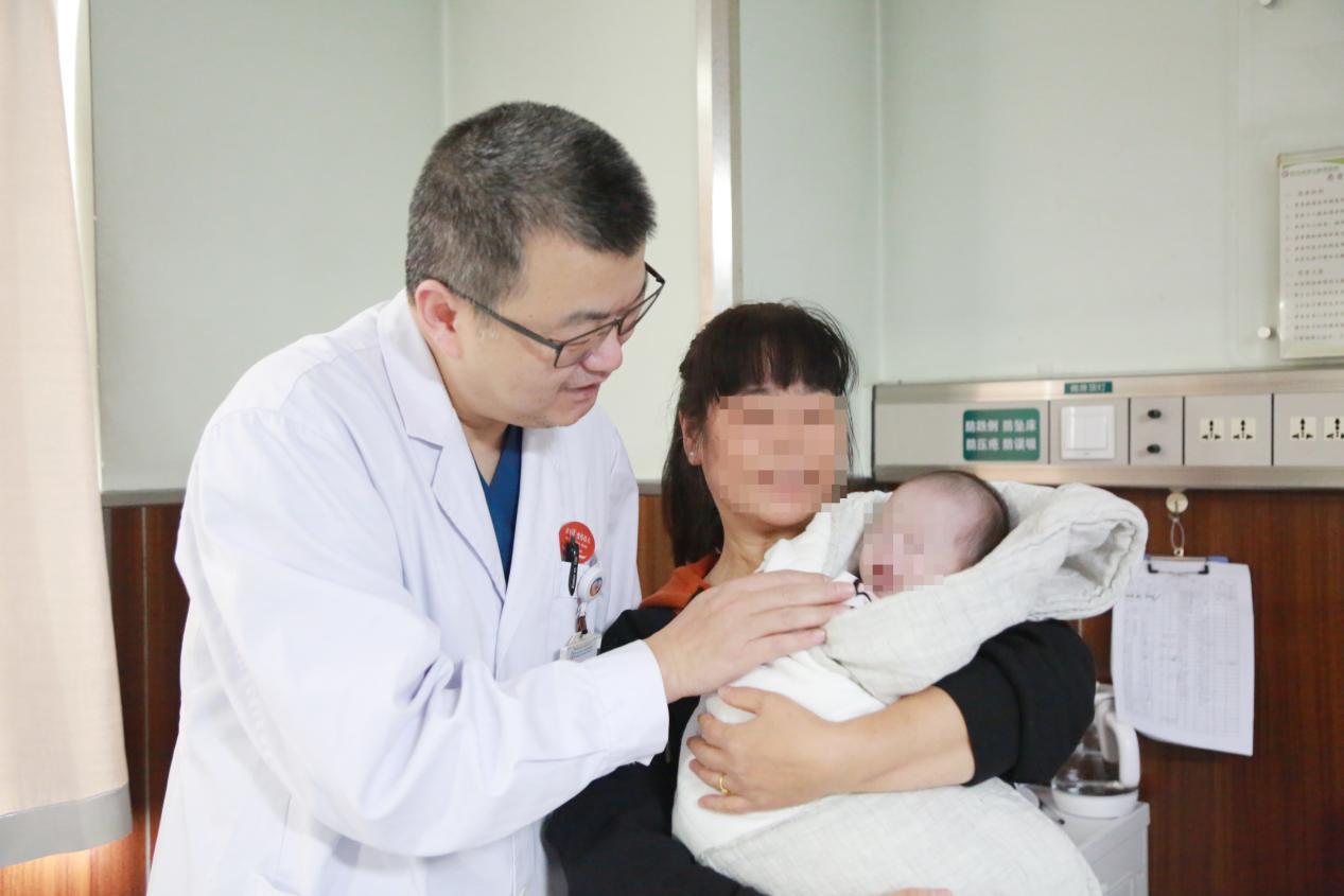 看着恢复良好的汐汐，沈群山主任满脸欣慰