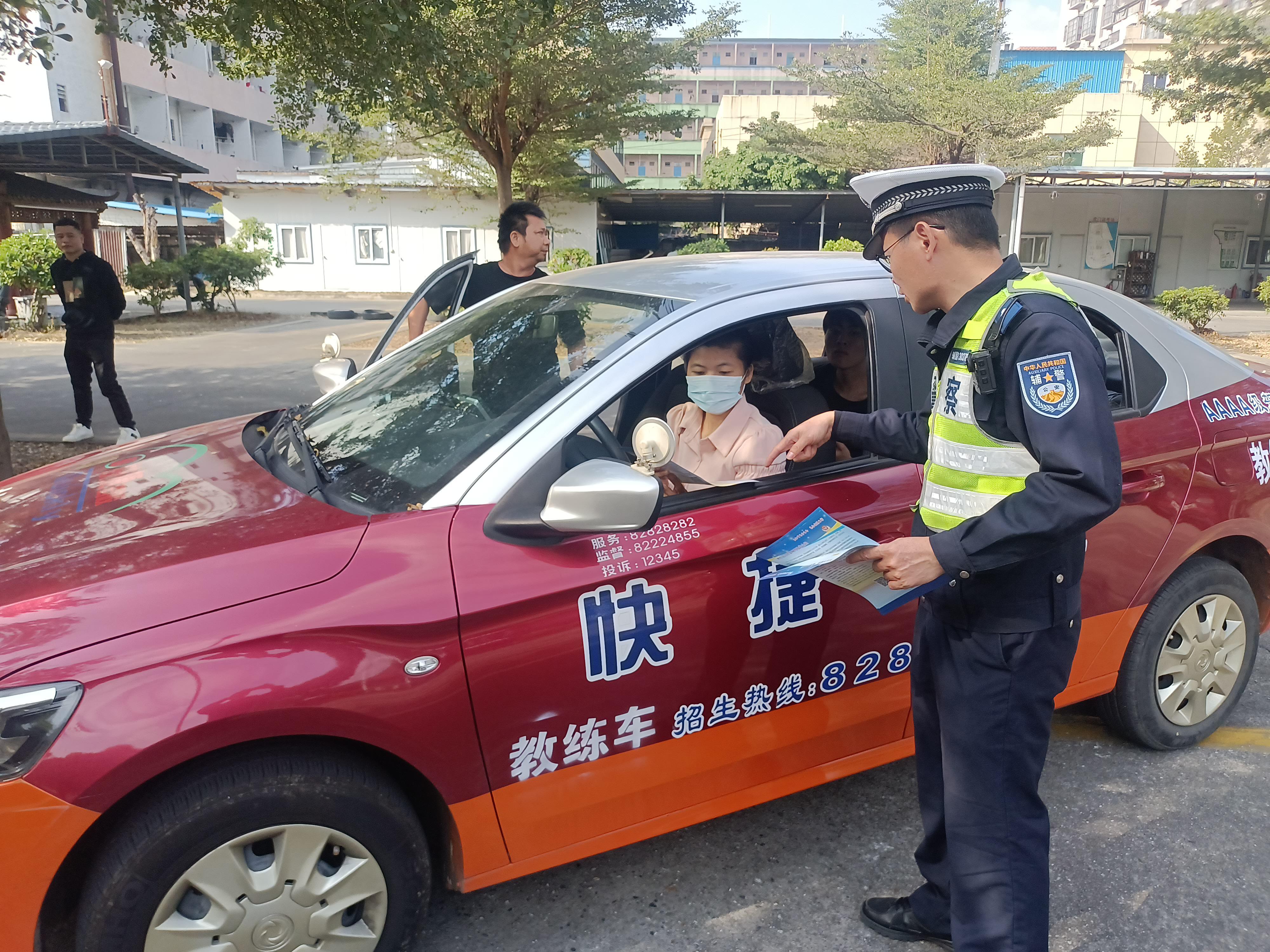 把好安全第一关东莞交警石碣大队送法进驾校