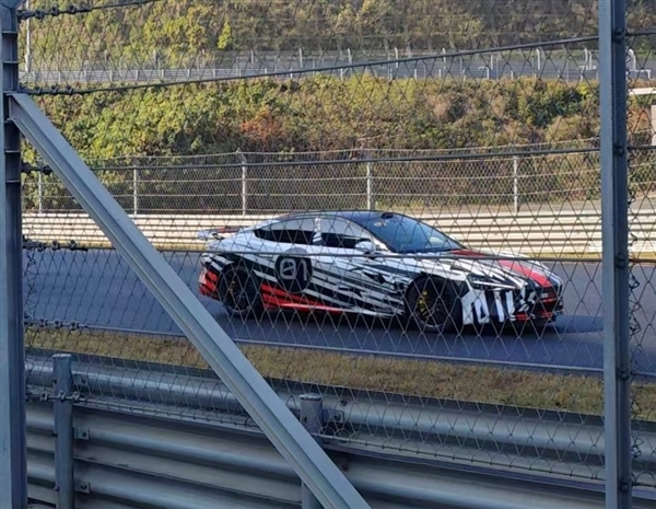 小米汽车现身赛车场开启内测:专属涂装傍身、大尾翼高高升起