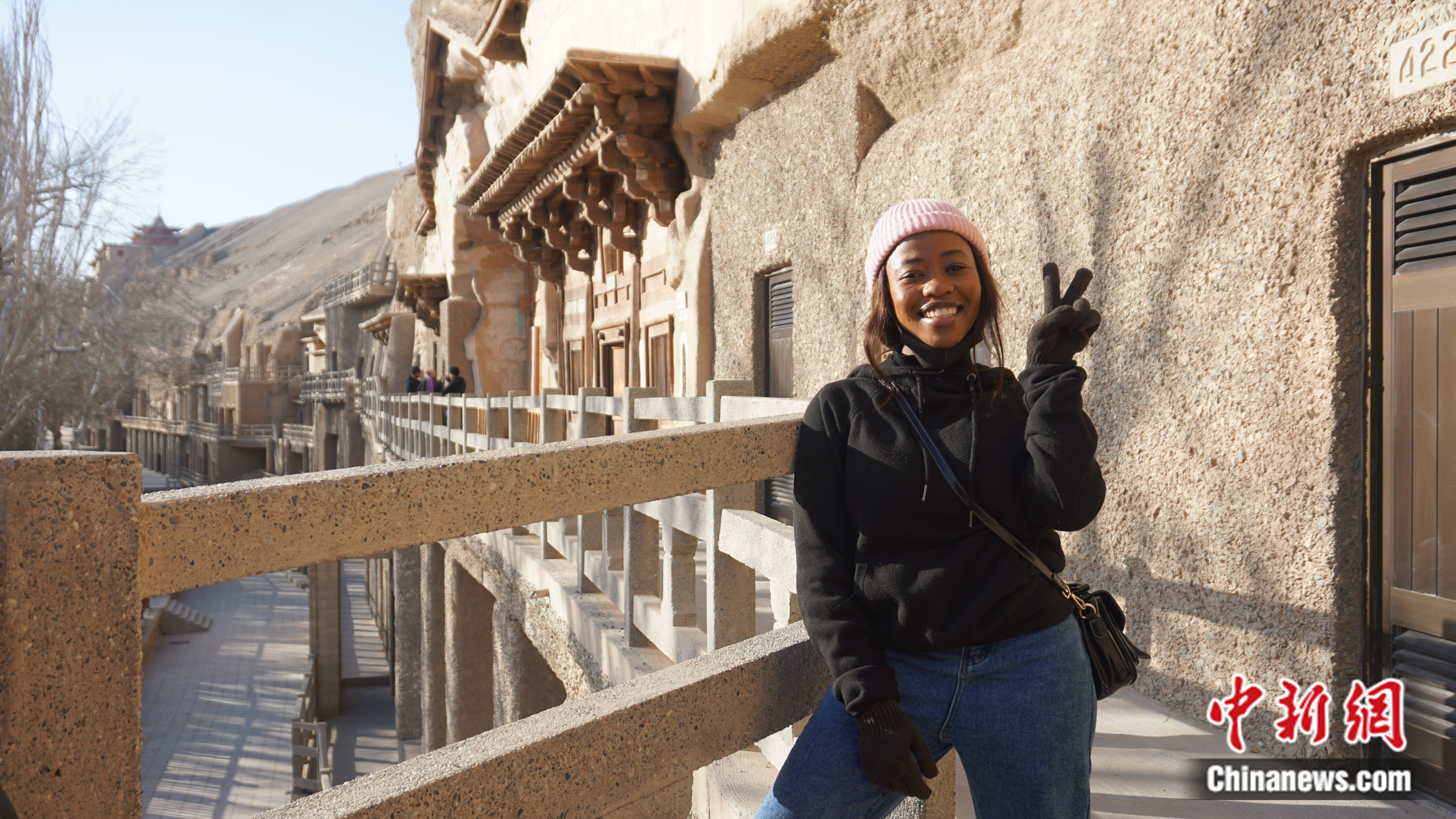 图为莱索托留学生茉莉在敦煌莫高窟进行参观　受访者供图