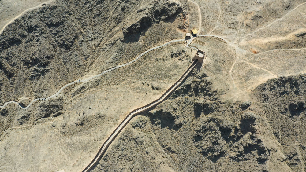 ↑ 这是5月17日在甘肃省嘉峪关市拍摄的悬壁长城（无人机照片）　 新华社记者　陈斌　摄