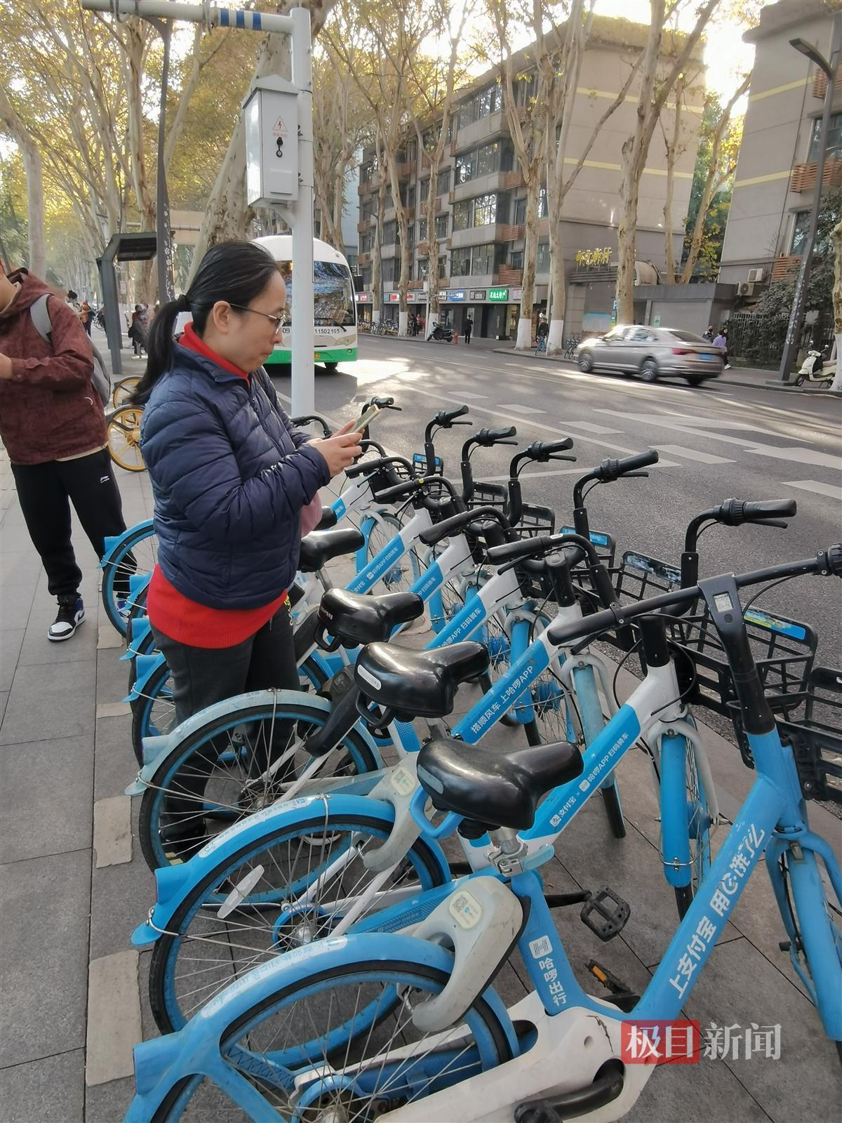 市民准备取车骑行共享单车