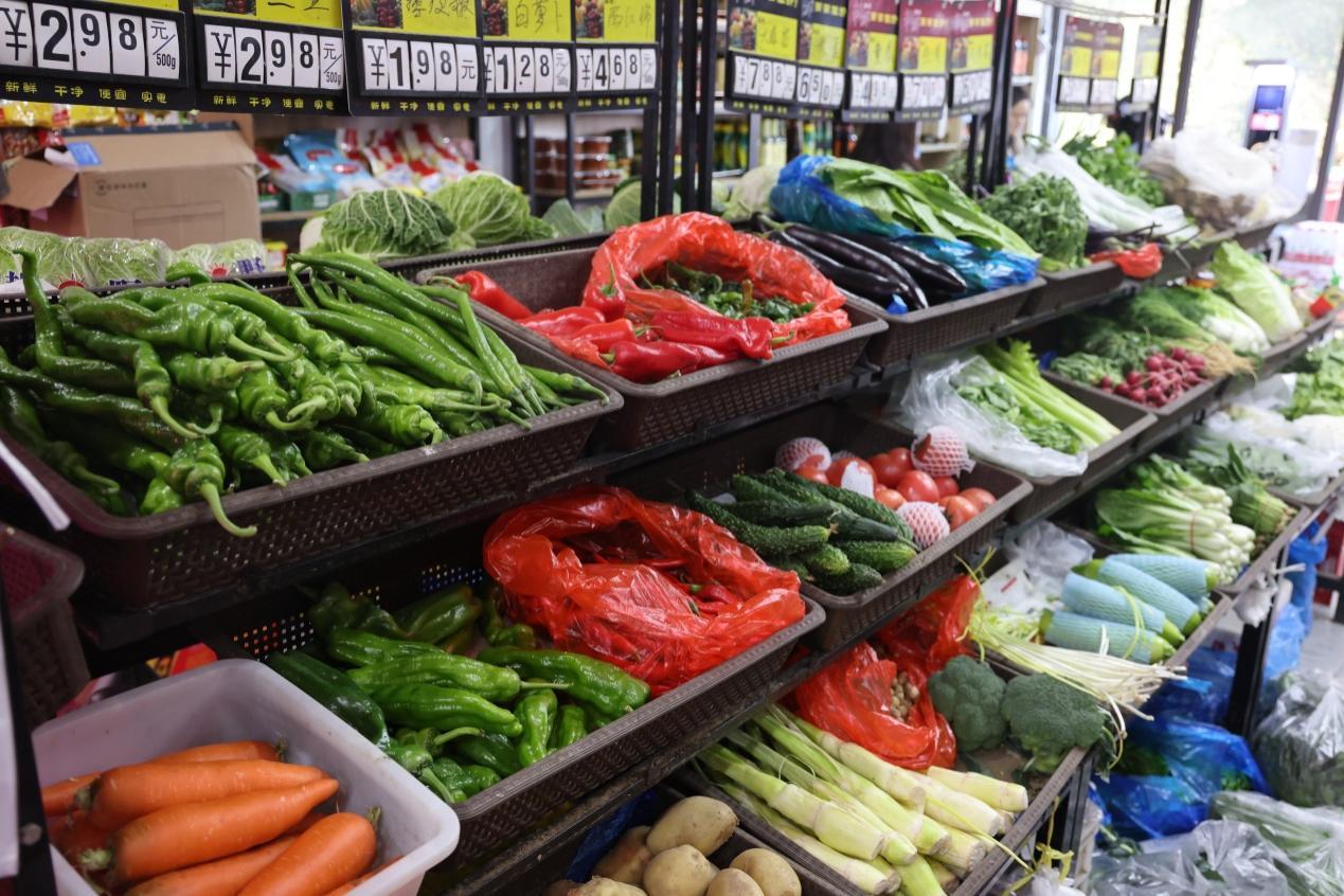 图/小超市一边售卖生鲜百货，一边承担快递提货点功能