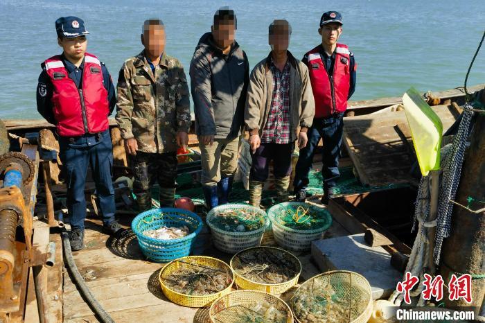 图为嫌疑人指认所捕捞的渔获。王俊毅摄