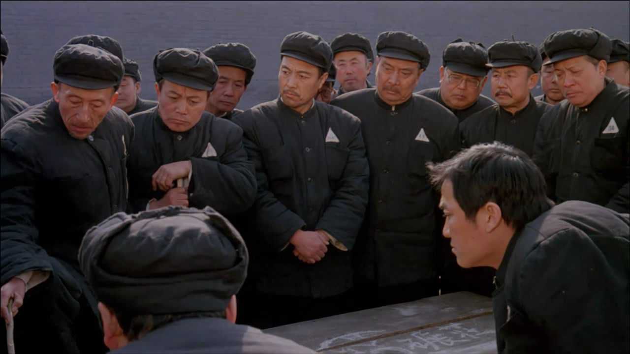 《决战之后》剧照，李法曾饰演杜聿明（双手交握放于身前者）。