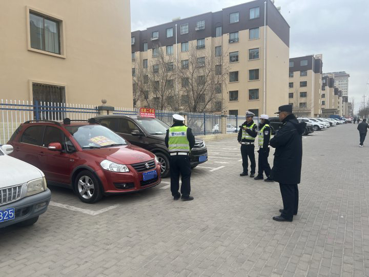 占用停车位摆“路边摊” 永昌对二手车行“出手”了