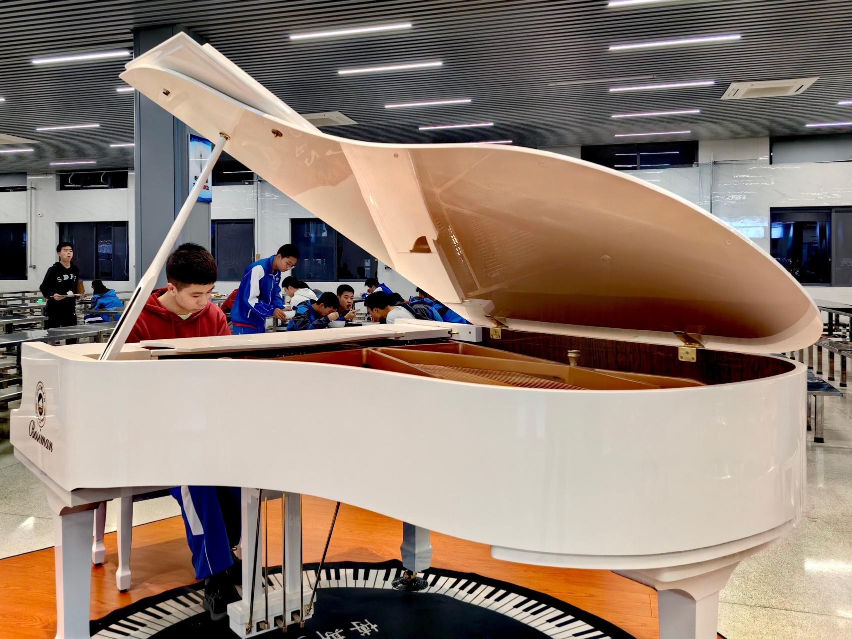 △湖南师大附中学生食堂里的三角钢琴，总是吸引学生来即兴弹奏。