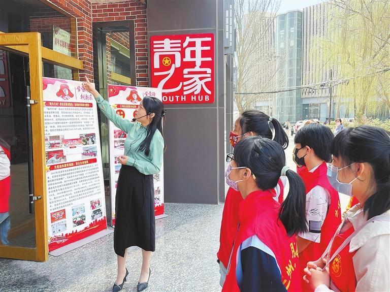 马晓菲为孩子们进行讲解　本版图片由受访者提供