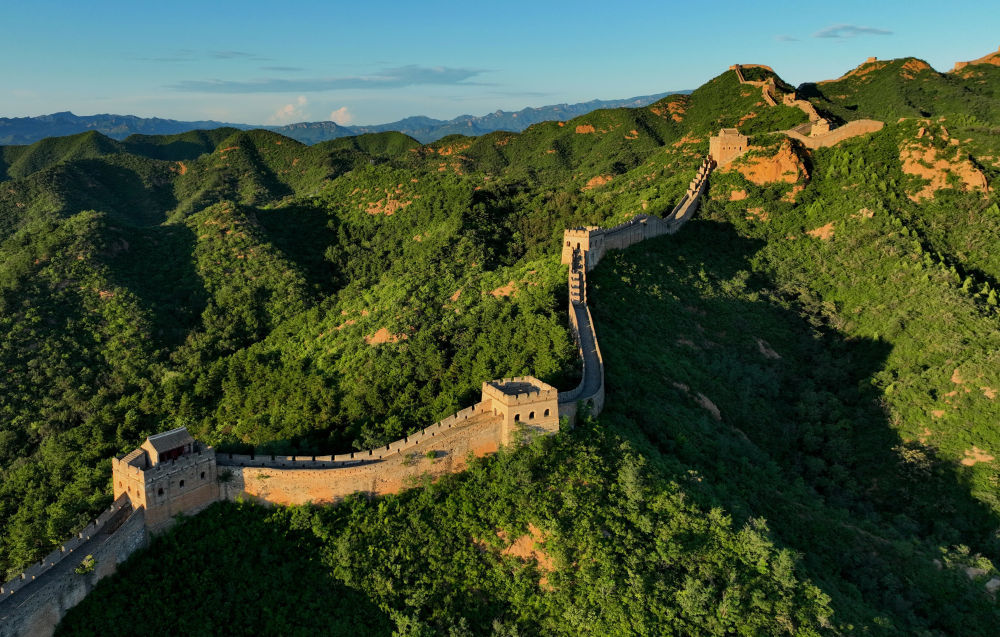 ↑ 这是8月31日拍摄的位于河北省承德市滦平县境内的金山岭长城风光（无人机照片）　新华社记者　杨世尧　摄