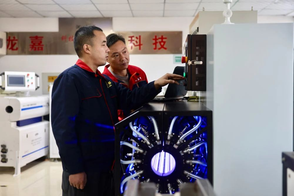 在宁晋县一家电子设备科技企业，工作人员正在检测准备发往东南亚地区的交联设备订单。
