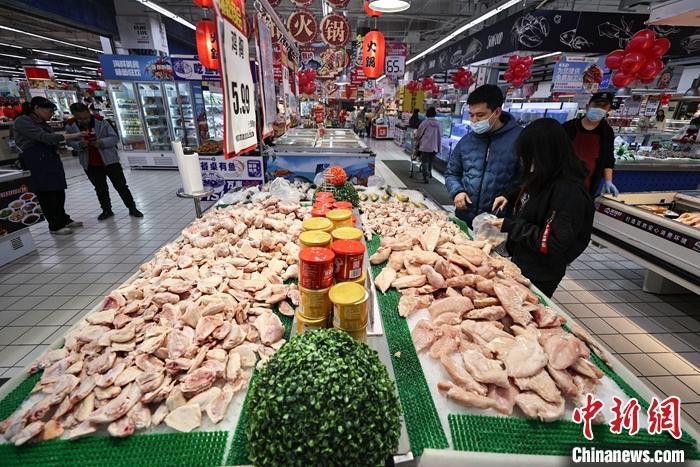 12月9日，山西太本，市仄难遥邪在超市选买禽肉。中新社忘者 张云 摄