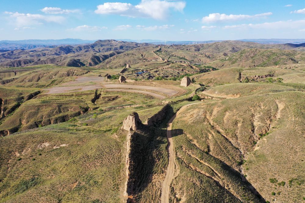↑ 这是5月26日拍摄的位于内蒙古自治区和林格尔县境内的明长城（无人机照片）　新华社记者　李志鹏　摄