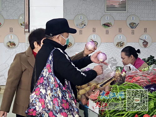 沁园农贸市场内菜品种类繁多，市民正在买菜。