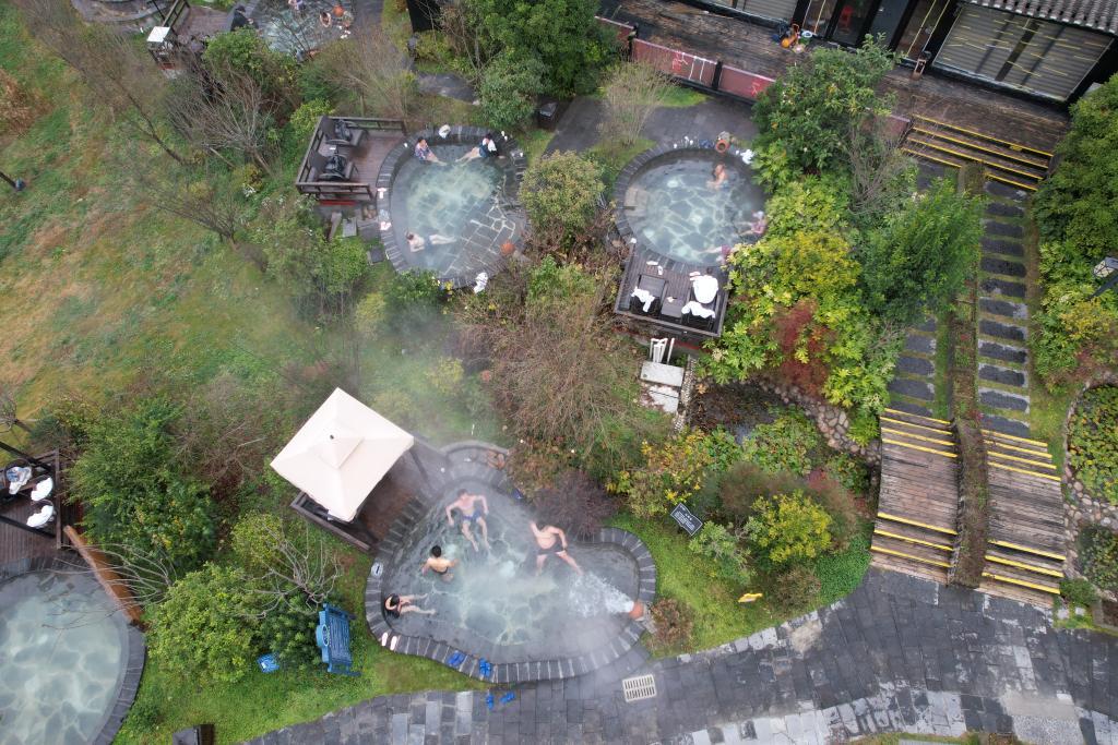 12月2日,游客在贵州毕节市百里杜鹃花舍锶锂温泉休闲娱乐.