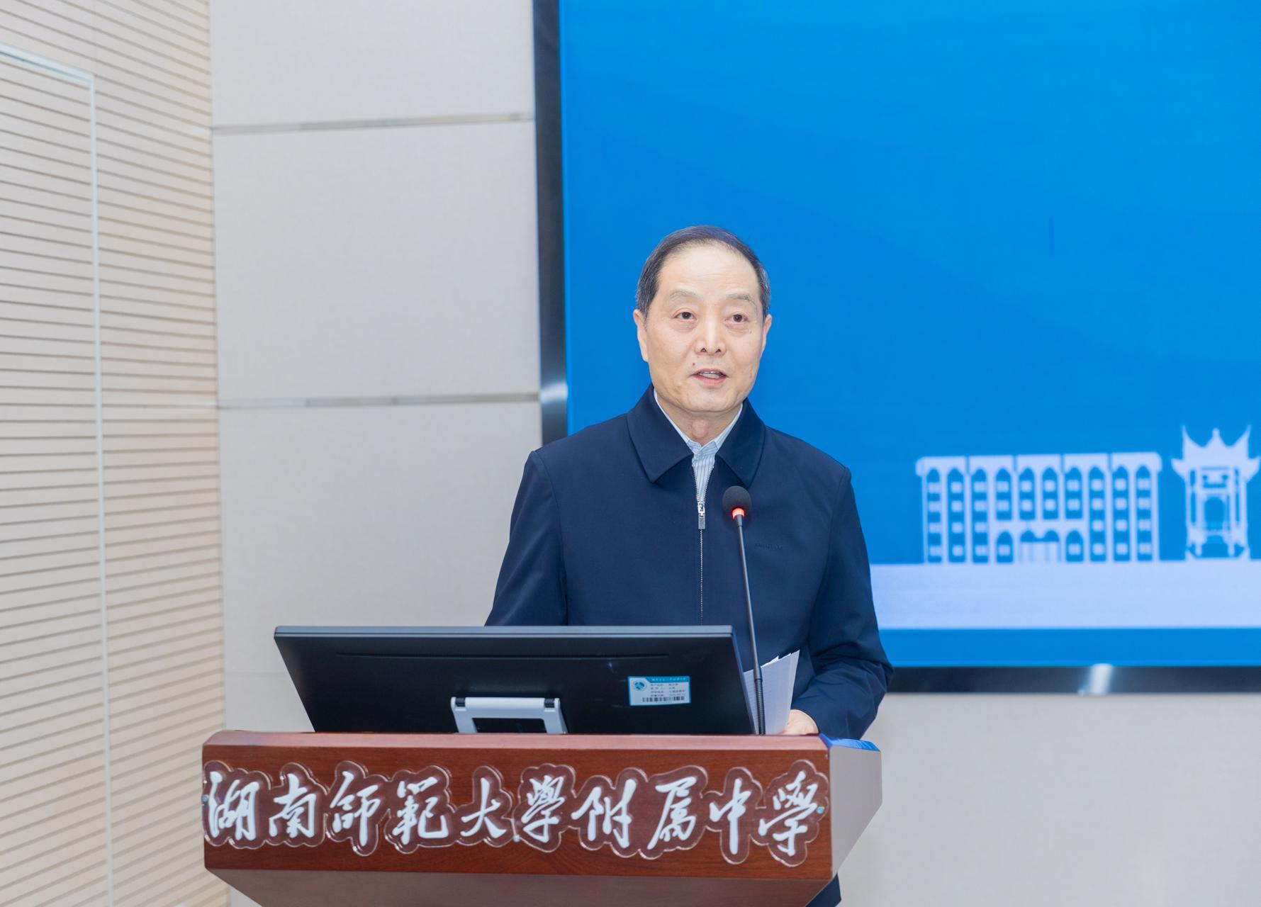 △教育部关工委副主任兼秘书长、中国教育后勤协会中小学后勤分会名誉理事长张文忠。