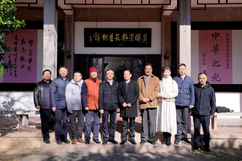 观展者一行在“萧晖荣梅花艺术馆”留影。