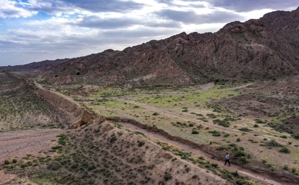 ↑ 这是8月20日拍摄的贺兰山沿线的明长城永宁段（无人机照片）。宁夏和内蒙古长城资源丰富，两地交界的贺兰山深处，明长城依山势而行，蜿蜒曲折、雄奇险峻。新华社记者　冯开华　摄
