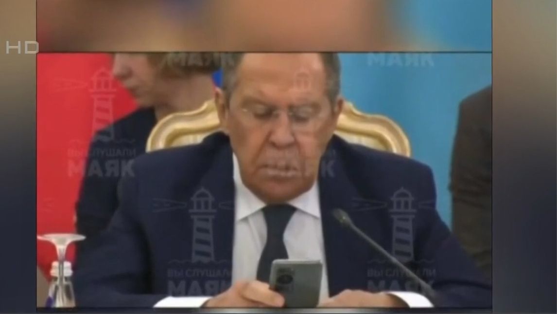 俄媒：俄外长拉夫罗夫转用华为手机，去年曾被拍到使用苹果