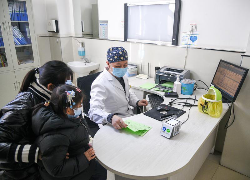 儿科医护释疑：高热患儿家长如何科学护理