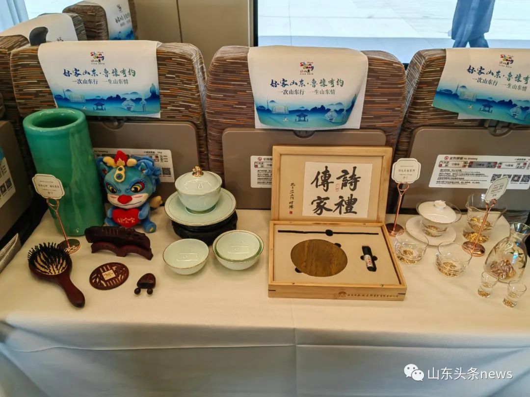 “好客山东”文旅车厢展出琳琅满目的“山东好品”。沙见龙 摄