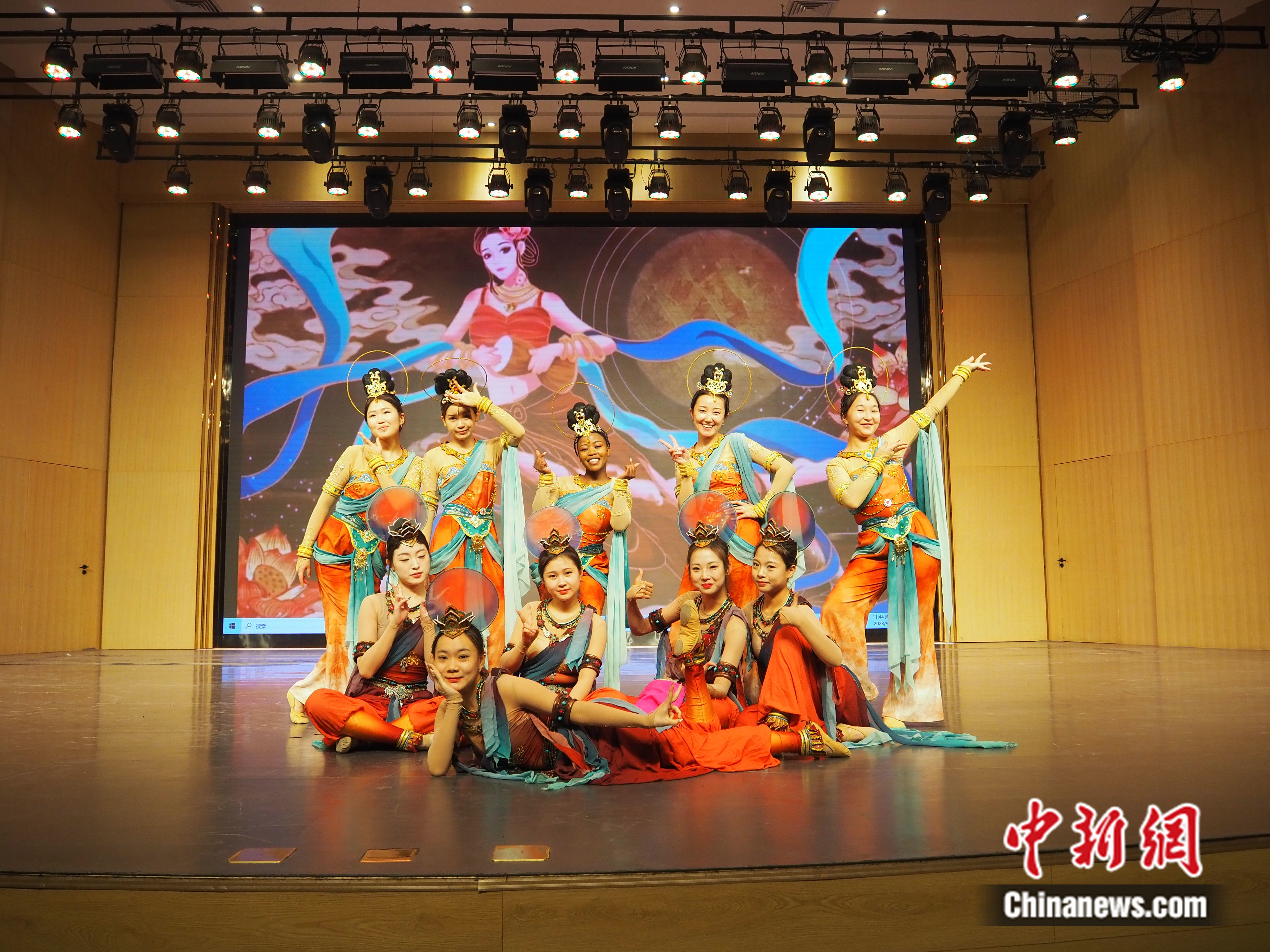 图为莱索托留学生茉莉(后排中)及同学受邀前往山东表演敦煌舞　受访者供图