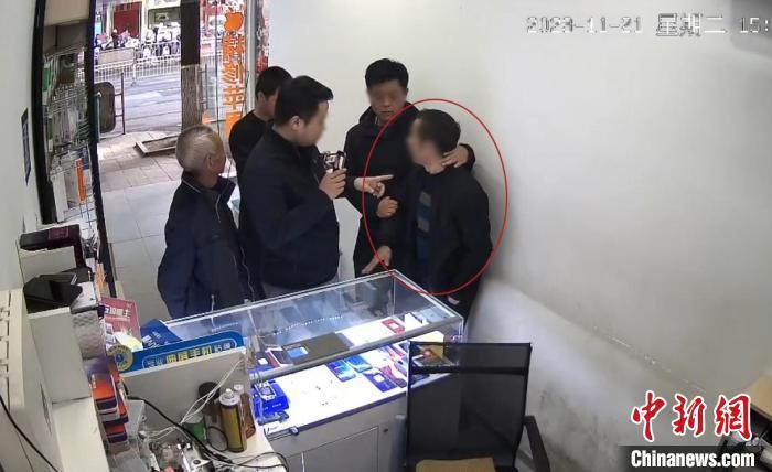 嫌疑人唐某在手机店销赃时被铁路警方抓获。广州铁路公安处 供图