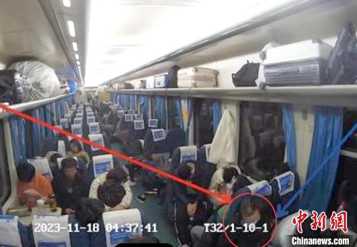 11月18日T151次列车车厢监控视频显示，犯罪嫌疑人唐某对熟睡旅客实施盗窃。广州铁路公安处 供图