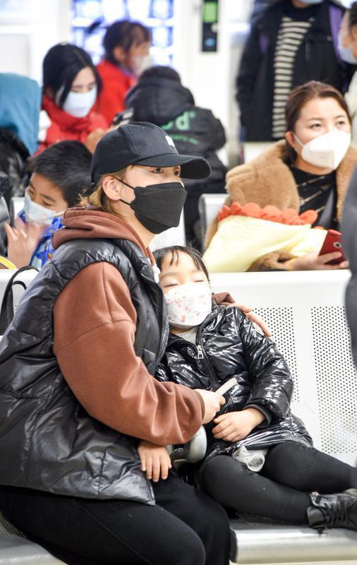 12月1日，记者分别采访了西安市儿童医院急诊科苏宇飞主任和急诊科护士长李丹。