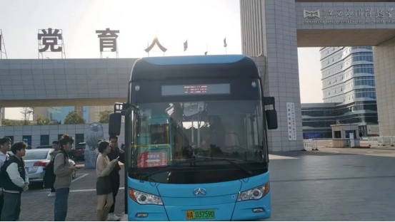 江西应用科技学院学生在校门口乘坐定制公交