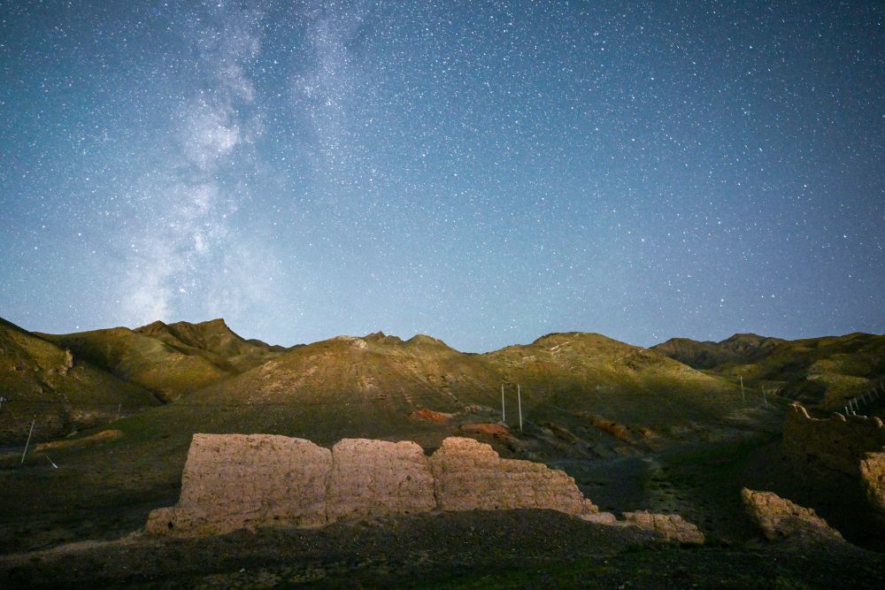 ↑ 星空下的赤木口长城（8月21日长时间曝光拍摄）　新华社记者　连振　摄