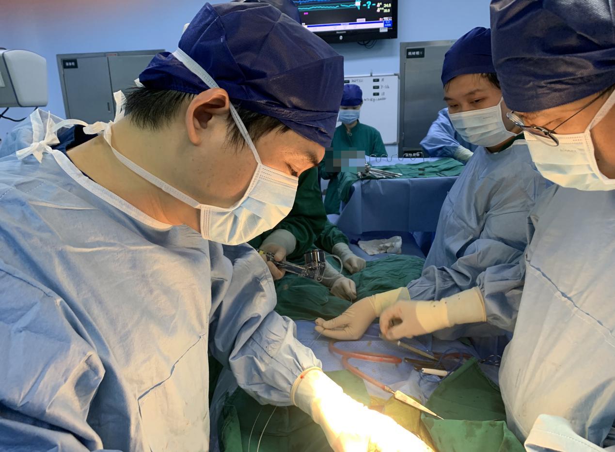 金晶主任（左一）正在为睿睿实施手术