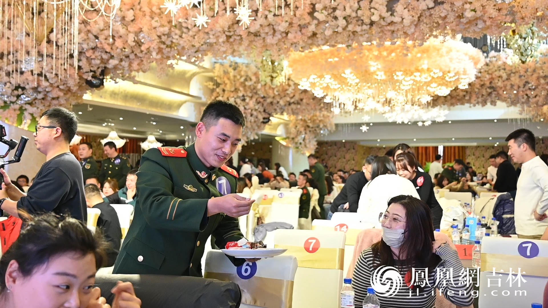 长春市南关区青年人才婚恋交友活动现场互动游戏环节。凤凰网吉林 刘博义/摄