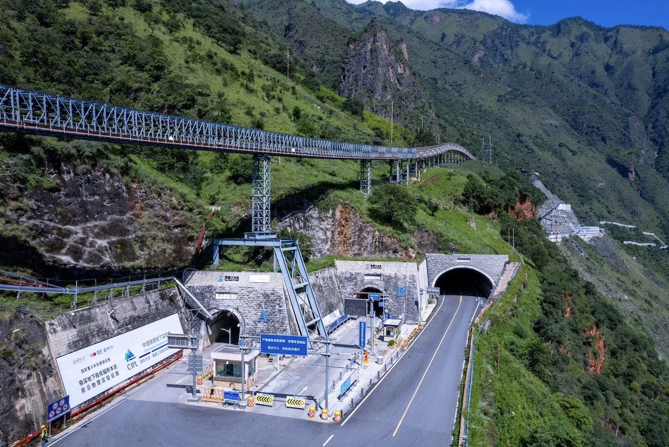 中国锦屏地下实验室位于四川省凉山州锦屏水电站锦屏山隧道中部埋深2400米处，图为锦屏山交通隧道东端