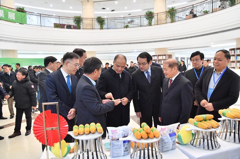 河南省副省长李酌一行参观成果展