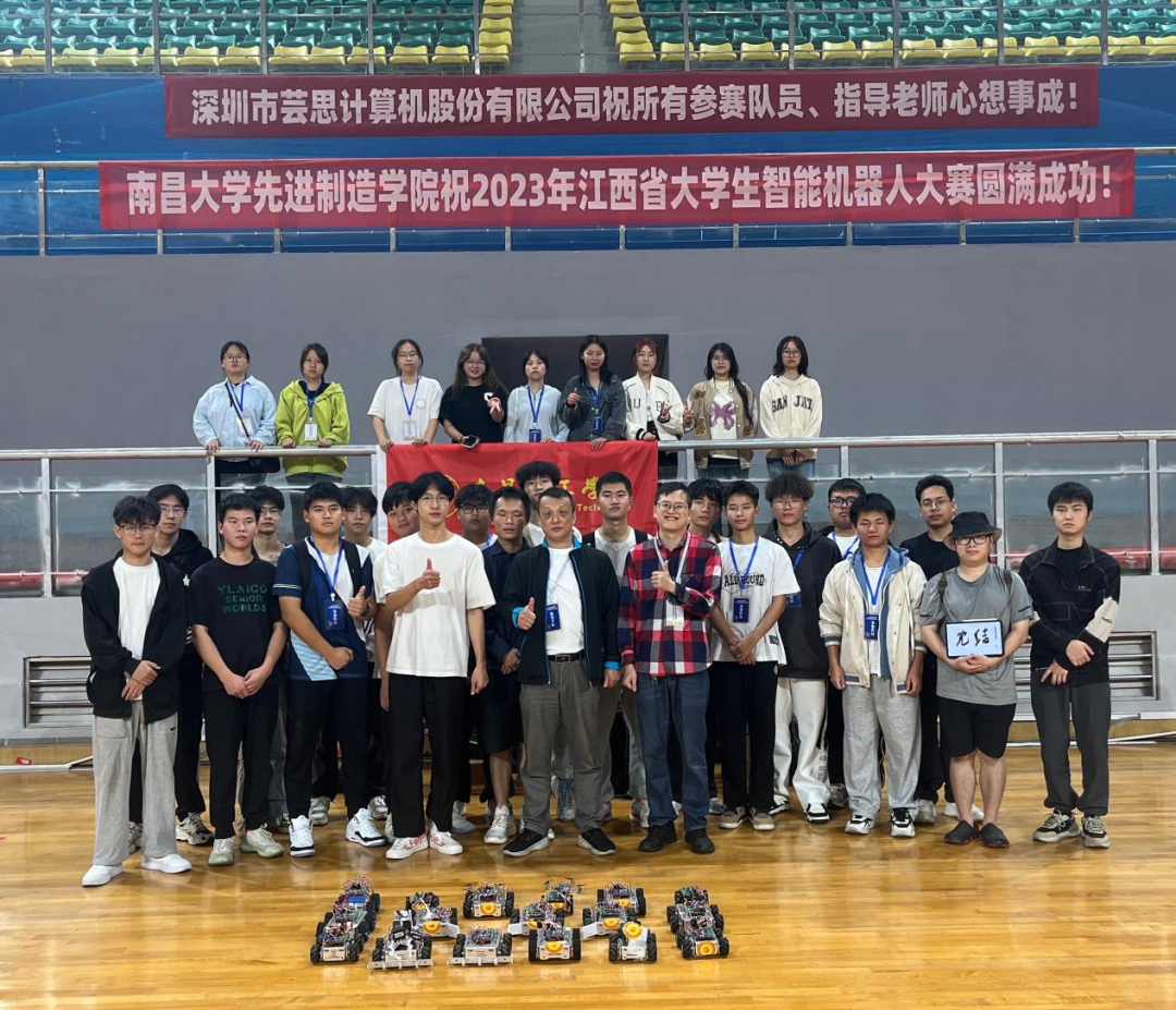 姚俊老师带领机器人协会在南昌大学比赛合影留念