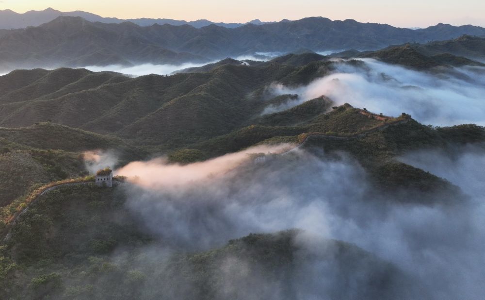 ↑ 10月10日在河北省遵化市侯家寨镇境内拍摄的长城晨景（无人机照片）　新华社记者　杨世尧　摄