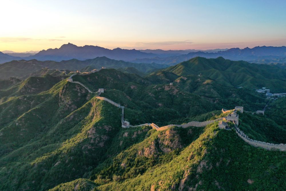 ↑ 这是8月31日拍摄的位于河北省承德市滦平县境内的金山岭长城风光（无人机照片）　新华社记者　牟宇　摄