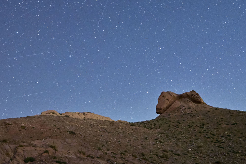 ↑ 星空下的磨石口长城一号敌台（8月20日长时间曝光拍摄）　新华社记者　刘金海　摄