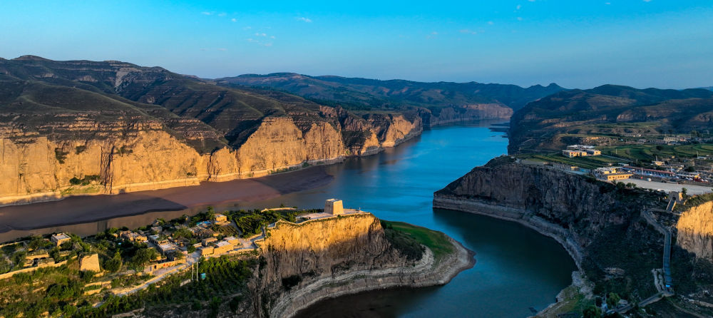 ↑ 这是8月29日在山西省偏关县拍摄的晨曦下的老牛湾（无人机照片）。黄河老牛湾位于晋蒙交界处，长城和黄河在此“握手”。新华社记者　刘金海　摄